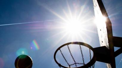 Symbolbild: Christoph Schmidt/dpa
Der Basketballplatz unterhalb des Rathauses in Kümmersbruck ist ein beliebter Jugend-Treffpunkt. Das machte ihn zuletzt auch zu einem Hotspot.