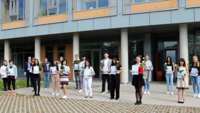 Bild: exb
Die Absolventinnen und Absolventen des Jahrgangs 2019/2020 der Berufsfachschule für Krankenpflegehilfe in Selb nach der Zeugnisübergabe.