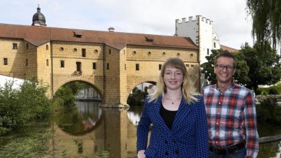 Bild: Petra Hartl
Ambergs-Sulzbachs Touristiker, Regina Wolfohr und Hubert Zaremba, vor Ambergs beliebtesten Fotomotiv, der Stadtbrille. Die beiden Tourismus-Experten des Landratsamts freuen sich, dass der Corona-Sommer der Region ein Plus an Gästen beschert hat.