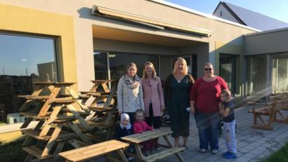 Bild: Natalie Bartelmeh.
Auf den neuen Bänken kann man gut Brotzeit machen oder auch basteln. Sie gehören jetzt zur Kinderoase und sind eine Spende.