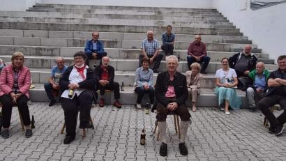 Bild: u
Eigentlich wollten der Festspielverein und sein Vorsitzender Hans Drexler (Dritte Reihe, Mitte) die 172. Hirschauer Kirwa ausrichten. Covid-19 sorgte dafür, dass daraus nichts wurde. Dafür trafen sich Vereinsmitglieder sowie Vertreter des Musikzugs und des Pfarrgemeinderats am Abend des Kirchweihsamstags auf dem Festspielgelände zu einem Kirwaseidl aus der Flasche.