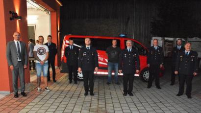 Bild: pko
Bürgermeister Maximilian Beer (links) und Kreisbrandinspektor Richard Fleck (rechts) gratulieren den Feuerwehr-Vorsitzenden Christian Voith und Josef Leonhardt (vorne, von links) sowie ihrem Team zur Wahl.