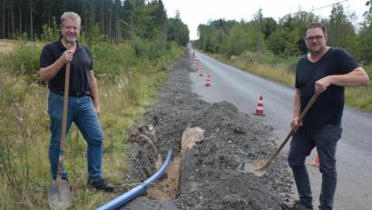 Bild: jr
Eine rund 600 Meter lange Leitung verbindet das neu angelegte Rückhaltebecken mit dem Sportgelände des SV Pechbrunn-Groschlattengrün. SV-Vorstandsmitglied Roland Zeitler (links) und Bürgermeister Stephan Schübel haben bei den Arbeiten selbst mit angepackt.