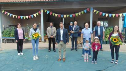Bild: soj
Unser Bild zeigt den Antrittsbesuch von Bürgermeister Wolfgang Söllner im Kinderhaus St. Josef.
Mit dabei (von links) Leiterin Bianca Kastner, Latisha Benke, Pfarrer Pater Anish George, Bürgermeister Söllner, Kirchenpfleger Stefan Kausler, Manfred Philipp, Kirchenverwaltungsmitglied Hubert Beche und, Franziska Sticht