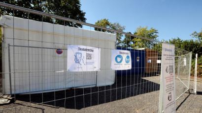 Bild: Stephan Huber
Die neue Corona-Teststrecke des Gesundheitsamtes ist nach einer Woche erfolgreich angelaufen. Es sind aber noch Kapazitäten frei.