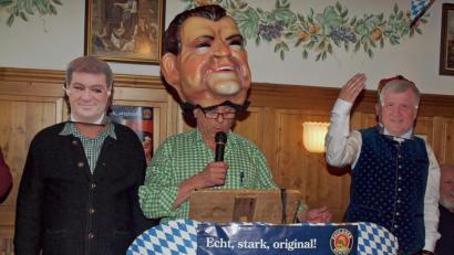 Bild: Sön
Derbleckte CSU-Bazis: Der Geist Franz Josef Strauß' las beim Bockbierabend in Rieden Horst Seehofer und Markus Söder die Leviten.