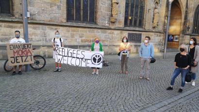 Bild: hbe
Das Großfeuer im Flüchtlingscamp Moria lässt auch die Amberger nicht kalt. Etwa 20 Leute waren zur Spontan-Demo auf den Marktplatz gekommen.
