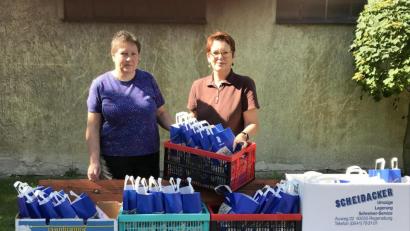 Bild: Caritasverband Amberg-Sulzbach/exb
Irina Huber (rechts) und Franziska Lehmann mit den „Schultüten“, die sie an Schulkinder in den Gemeinschaftsunterkünften der Stadt Amberg verteilten.