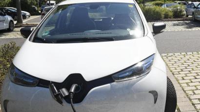 Bild: Petra Hartl
Volle Ladeung für den Stromer: Eine der elektrischen, weißen Renault Zoe, die in Amberg ausgeliehen können.