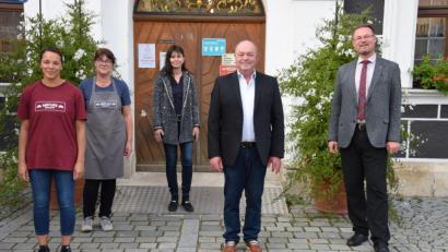 Bild: bö
Der bisherige Beirat der Marktladen- und Marktcafe-UG Hohenburg, Egon Wittl (Zweiter von rechts), wurde zum Geschäftsführer bestellt. Darüber freuen sich (von links) Dominique Baumer, Manuela Schindler, Sonja Diergarten und Bürgermeister Florian Junkes.
