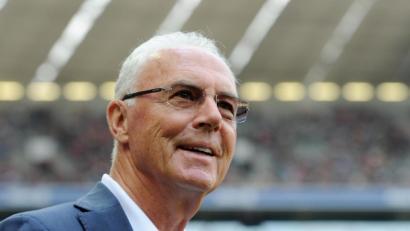 Bild: Tobias Hase
ARCHIV - 27.04.2013, Bayern, München: Franz Beckenbauer lächelt vor dem Spiel FC Bayern München - SC Freiburg. Am Freitag, 11. September 2020 feiert der vielleicht größte deutsche Fußballer seinen Ehrentag im Familienkreis. (zu dpa «Nachdenklicher» Beckenbauer wird 75 - «Wann ist es so weit?») Foto: picture alliance / dpa +++ dpa-Bildfunk +++