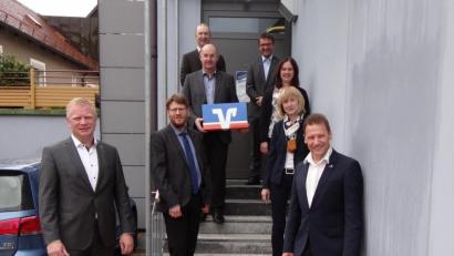 Bild: Stephanie Fuchs/exb
Jubilarehrung bei der Raiffeisenbank Sulzbach-Rosenberg (links, von unten nach oben) Vorstandsmitglied Martin Sachsenhauser, Arno Ertel, Alfred Kölbel, Klaus Mayer, (rechts, von unten nach oben) Erich Übler, Personalleiterin Heidi Hiltel, Lisa Herbst und Prokurist Robert Luber.