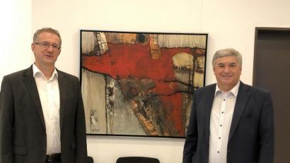Bild: ga
MdB Karl Holmeier (rechts) stattete dem Schwarzacher Bürgermeister Franz Grabinger (links) im Schwarzenfelder Rathaus einen Antrittsbesuch ab.
