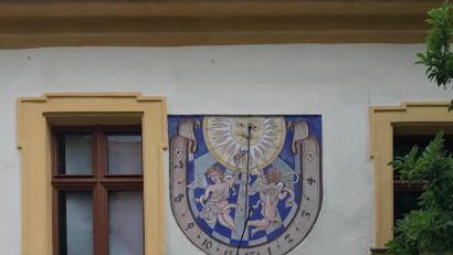 Bild: cr
Die Sonnenuhr im Tirschenreuther Fischhof, heute Amtsgericht, ist etwas versteckt. Sogar viele Einheimische kennen sie nicht.