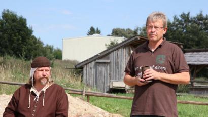 Bild: kro
Alfred Wolf (rechts) ist der "Vater der Geschichtsparks". Mit dem archäologischen Leiter Stefan Wolters hat er einen treuen Mitstreiter, mittlerweile eine Freund, an seiner Seite. Neben dem Geschichtspark will sich Wolf vor allem auch der Initiative Heimatunternehmer verstärkt widmen.