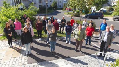 Bild: njn
Ein Teil der Schüler, die am 1. September die dreijährige generalistische Ausbildung am Berufsbildungszentrum begonnen haben. Mit auf dem Foto Trägervereinsvorsitzender Bürgermeister Johannes Reger (vorne rechts), Schulleiterin Hannelore Doleschal sowie einige Lehrkräfte.