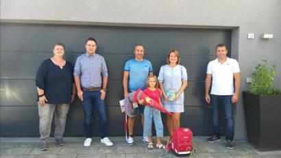 Bild: ads
Schulanfängerin Romy Meyer (vorne Mitte) und ihre Eltern Sabine freuten sich über den Besuch des SPD-Vorstands mit der AsF-Vorsitzenden Ute Pirke und Ortsvorsitzendem Daniel Hutzler (von links) sowie Zweitem Bürgermeister Uwe Bergmann.