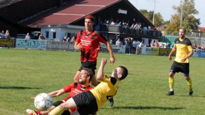 Bild: gb
Zum Re-Start in der Kreisklasse Stiftland kommt es gleich zum Gipfeltreffen zwischen Spitzenreiter FC Tirschenreuth II und dem Zweiten ATSV Tirschenreuth. Das Hinspiel (Szene) gewann der ATSV (rot-schwarze Trikots) mit 2:0.