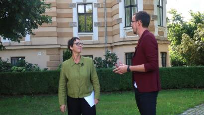 Bild: Hirsch
Mit Tourismusmanager Johannes Lohrer machte sich Künstlerhaus-Leiterin Christina Lanzl (links) auf den Weg durch den Skulpturenpark im Garten des Oberpfälzer Künstlerhauses.