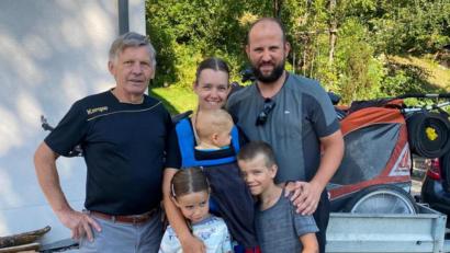 Bild: pop
Albin Koller (links) mit der Familie aus Leipzig, deren Fahrradtour wegen eines Unfalls in Emhof endete.