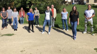 Bild: lhc
Neue Gesichter im Lehrerkollegium der Walter-Höllerer-Realschule (von links): Marian O’Riordan-Schmidt, Carolin Dörner, Kerstin Matschiner, Jasmin Enke, Helene Hiltel, Birgit Koppmann, Barbara Brüchner-Urban, Roland Reh, Susanne Binder und Yvonne Paulus mit Direktor Martin Zimmermann.