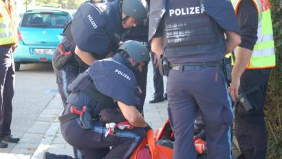 Bild: gib
Die Einsatzkräfte bringen eine schwerverletze "Person" aus der Gefahrenzone – eine 75 Kilogramm schwere Puppe.