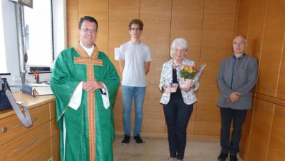 Bild: hok
Annemarie Kuchenreuther zum letzten Mal an "ihren Arbeitsplatz" in der Sakristei: Pfarrer Thomas Kohlhepp, Ministrant Richard Janner und Kirchenpfleger Karl Hofmann (von links) sagen Danke.