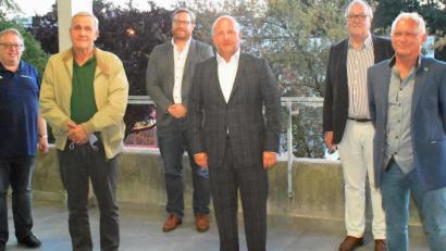 Bild: otr
Klaus Hartung, Kurt Seggewiß, Christian Schmidt, Michael Kurz, Karl Lang und Manfred Luber (von links) lenken in den kommenden zwei Jahren die Geschicke der SpVgg SV Weiden.