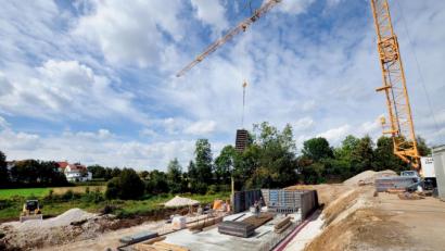 Bild: Stephan Huber
Der Bau hat bereits begonnen: In Haselmühl entsteht gegenüber des neuen Rewe-Marktes eine neue Filiale der Bäckerei Hiltner.