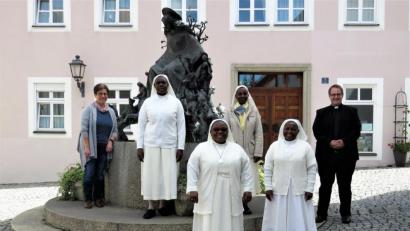 Bild: ubb
Pfarrgemeinderatssprecherin Edith Schön (links) und Kaplan Daniel Fenk freuen sich, dass mit den Ordenschwestern Rose, Elisabeth, Theopista und Justine (von links) das Tirschenreuther Kloster wieder tatkräftige Bewohnerinnen bekommen hat.
