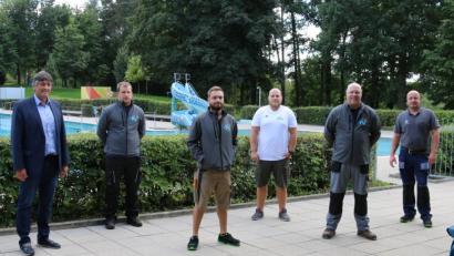 Bild: sne
Bürgermeister Edgar Knobloch (links) ist stolz auf sein Badepersonal, das die schwierige Corona-Saison so erfolgreich gemeistert hat. Eine Auswahl, von rechts: Bauhofleiter Alex Waschkewitsch, Waldbad-Betriebsleiter Stephan Potröck, Rettungsschwimmer Daniel Jobst, Fachangestellter für Bäderbetrieb Stefan Danhauser und Rettungsschwimmer René Wächter.