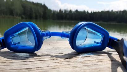 Bild: ubb
Eine Kinderschwimmbrille, wahrscheinlich versehentlich vergessen auf einem Steg, wird rasch zu Abfall. Denn gesucht wird nach einem solchen Billigprodukt meist nicht mehr. Dann müssen sich andere darum kümmern.