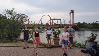 Bild: Stiftländer Heimatverein/exb
Ein tolles Erlebnis war der Besuch im Leipziger Freizeitpark „Belantis“. Vom Mini-Zeltlager des Stiftländer Heimatvereins erzählt die Sprecherin der Wiesauer Trachtler-Jugend, Franziska Lang (Zweite von rechts).