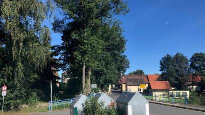 Bild: ak
Der neue Glockenturmstandort, die Glascontainer sollen wegkommen.