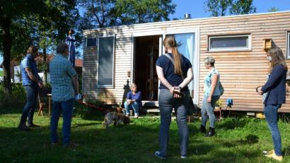 Bild: tk
Nach der Trennung von ihrem Partner und einem Berufswechsel hat sich Susanna Hagin (sitzend) für das Leben in einem Tiny-Haus entschieden.