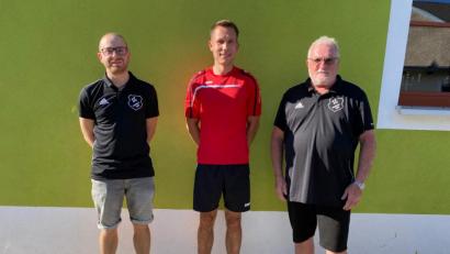 Bild: Thomas Mikolei/exb
Die Vorstandsmitglieder Michael Brüchner (links) und Matthias Haberberger (rechts) mit dem neuen Trainer Marc Hemminger.