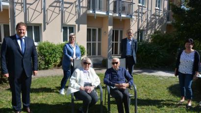 Bild: jr
Viele Glückwünsche gab es für Christa und Wilfried Schultz (sitzend) zur Diamantenen Hochzeit. Dazu gratulierten unter anderem (von links) Bürgermeister Stefan Grillmeier, Nichte Elke Häckl, Neffe Walter Frank und Einrichtungsleiterin Mihaela Rupp.