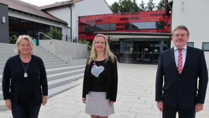 Bild: khg
Die neue stellvertretende Schulleiterin Claudia Neidl (Mitte) mit Rektorin Petra Ligensa (links) und Bürgermeister Hans-Martin Schertl (rechts).