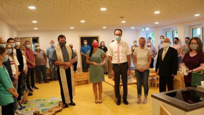 Bild: gru
Mit Mund-Maske-Bedeckung feiern die Gäste den Start der umgebauten Kinderkrippe des Sebastian-Kneipp-Kindergartens in Edelsfeld.