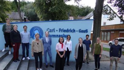 Bild: Angelika Weigert/exb
Schulleiter Johannes Werner (Fünfter von links) begrüßte zehn neue Lehrer am Schwandorfer Carl-Friedrich-Gauß-Gymnasium.