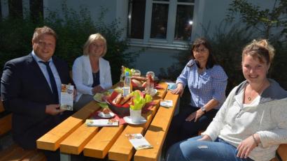 Bild: jr
Bürgermeister Stefan Grillmeier, Roswitha Fachtan (Stadtverwaltung), Gabi Bleistein (Tourist-Info) und Jennifer Gittel (Mitterteicher Backstube) stellten den Picknick-Service im Innenhof des Rathauses vor.