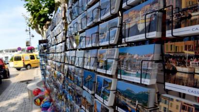 Bild: Federico Gambarini/dpa
Immer noch beliebt, um Grüße in die Heimat zu senden: Postkarten. Hier ganz viele in einem Souvenirladen in Cassis in Frankreich.