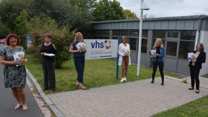 Bild: jr
Präsentierten das neue Programmheft der Volkshochschule im Landkreis Tirschenreuth. Anmeldungen sind ab Montag, 0 Uhr möglich. Anmeldungen bitte telefonisch, schriftlich, per Fax, Email und übers Internet. Vorgestellt wurde das Programm von den VHS-Mitarbeiterinnen, (von links) mit Iwona Schultes, Bettina Lux, Gabi Schertler, Silvia Scharnagl, Anja Schieder und VHS-Leiterin Angelika Schraml.