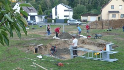 Bild: rn
Beim Aufbau der Spielgeräte im Wohnbereich Stirnberg werden Jürgen Schäffler und Andreas Hermann (oben, von rechts) von Anwohnern tatkräftig unterstützt.
