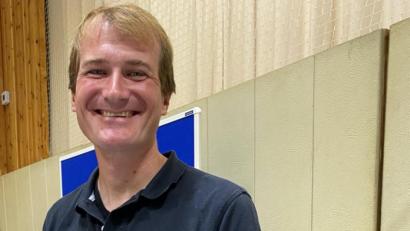 Bild: Eichl
Florian Lang, Projektmanager in der Biodiversitäts-Gemeinde Tännesberg, überzeugt die Gemeinderäte von den Vorteilen eines Ökokontos.