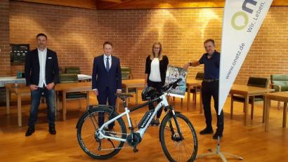 Bild: Lowak
"Stadtradeln" heißt die Aktion, für die Wolfgang Stöckel (rechts), Oberbürgermeister Jens Meyer (Zweiter von links) sowie Sportbeauftragter Christian Meiler und Lena-Maria Völkl werben.