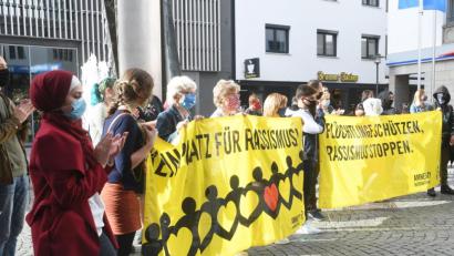 Bild: Gabi Schönberger
"Keinen Platz für Rassismus", dafür umso mehr für die in Not geratenen Flüchtlinge aus Moria hatten die Teilnehmer der Kundgebung am Donnerstagnachmittag in Weiden vor dem NOC.