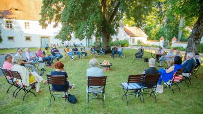 Bild: stg
Lagerfeuer-Geschichten und -Sagen steuerte Bürgermeister Hans Walter im Schlosshof Wolframshof zum Ferienprogramm bei.