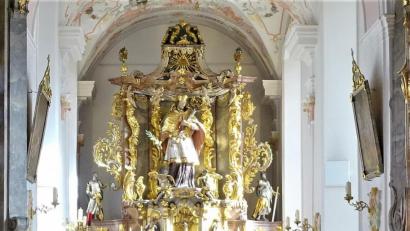 Bild: hl
Pfarrer Heribert Stretz und Pater Rudi Götz (von rechts) gestalteten den Festgottesdienst in der Waldecker Pfarrkirche.