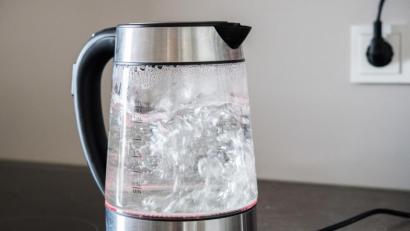 Symbolbild: Andrea Warnecke/dpa
Schnell mal die Zähne putzen, das geht in Trabitz momentan nicht so einfach. Zuerst muss das Wasser abgekocht werden, denn es wurden wiederholt Keime festgestellt.